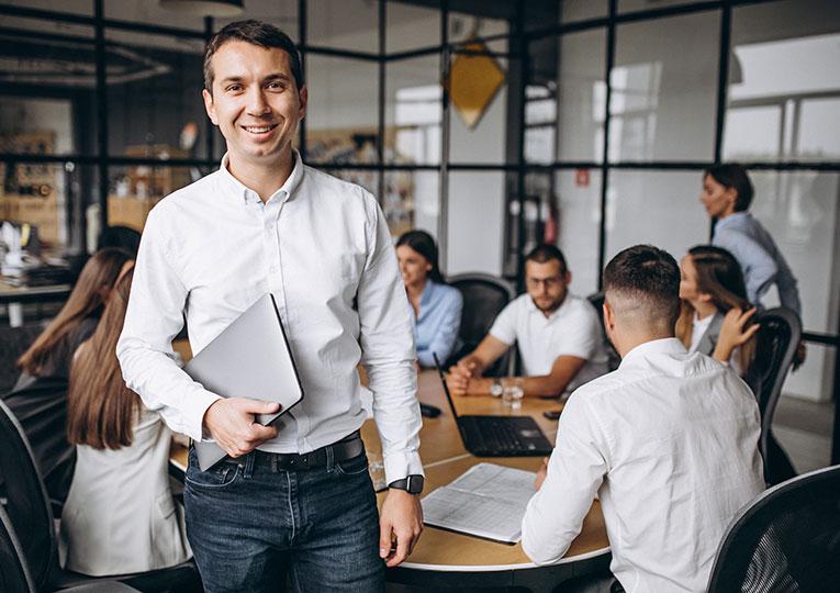 Grup de persoana lucrand de la planul de afaceri